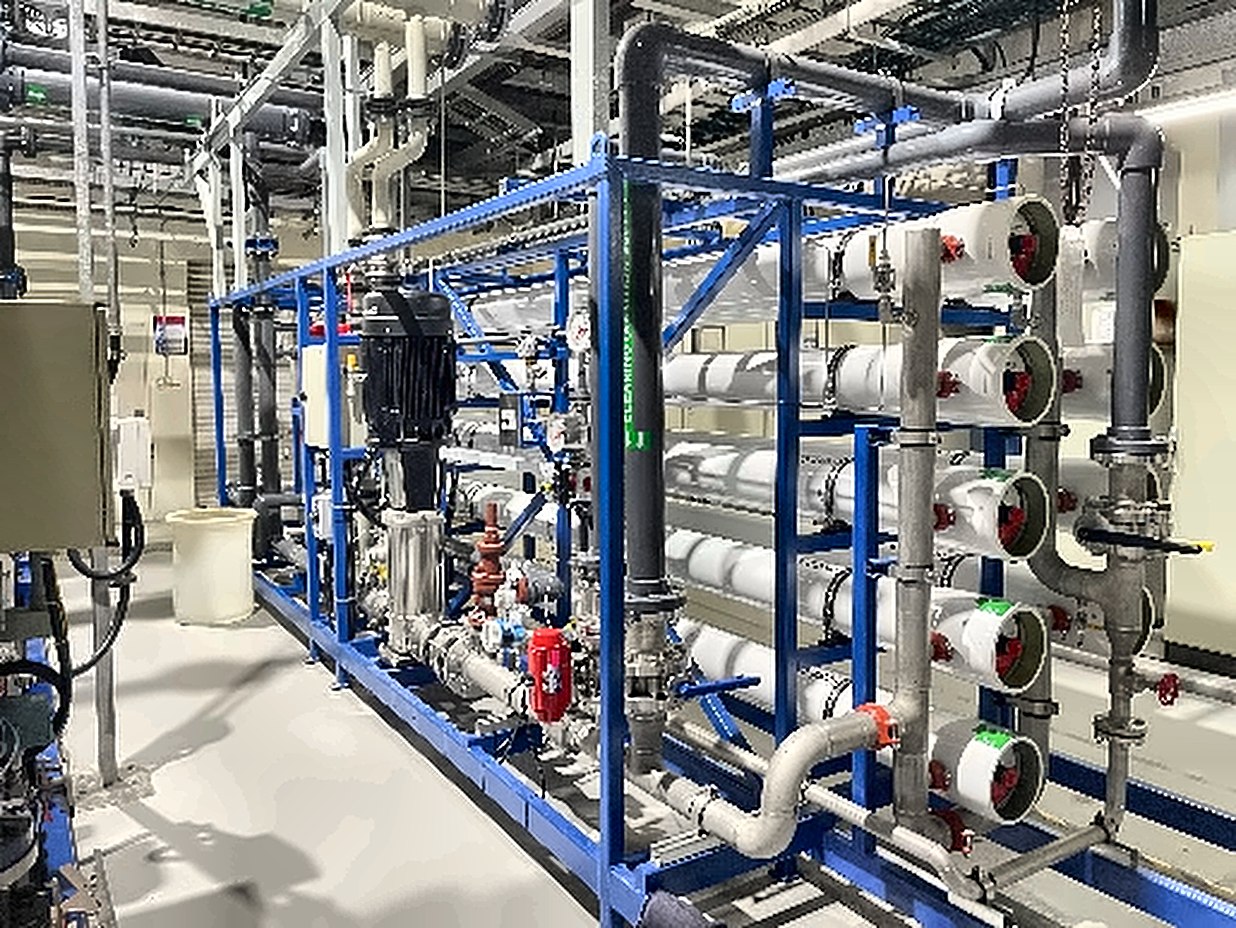 Reverse osmosis skid with membrane pressure vessels